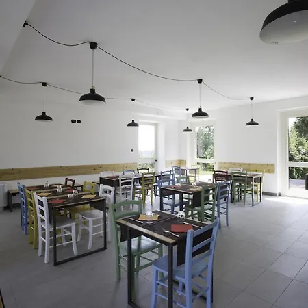 Cascina Monte Diviso بيت شباب غالاّراتي